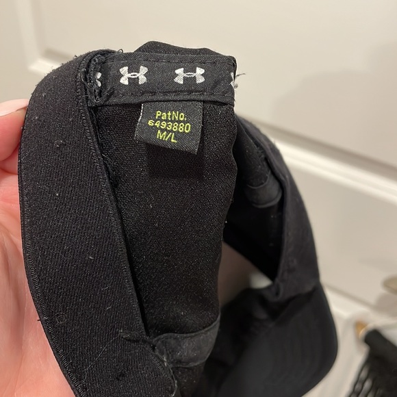 M/L Men’s black Under Armour baseball hat - Picture 2 of 3